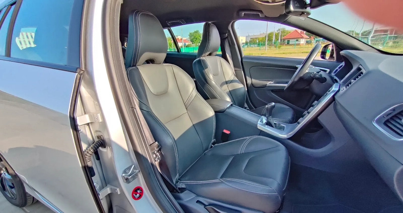 Volvo V60 cena 65000 przebieg: 99750, rok produkcji 2018 z Toruń małe 211
